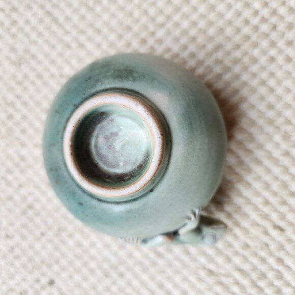 Carved Frog Matte Celadon Moss Green Glazed Studio Art Pottery Cabinet Vase - Picture 6 of 7